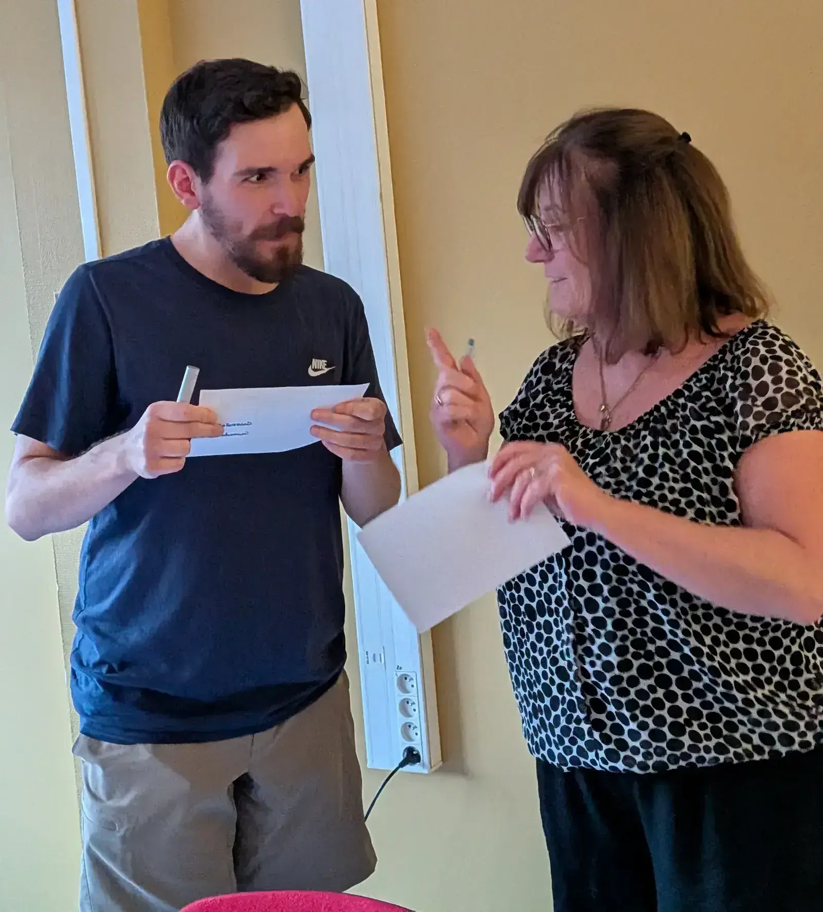 Deux participants comparent leurs réponses pendant une activité