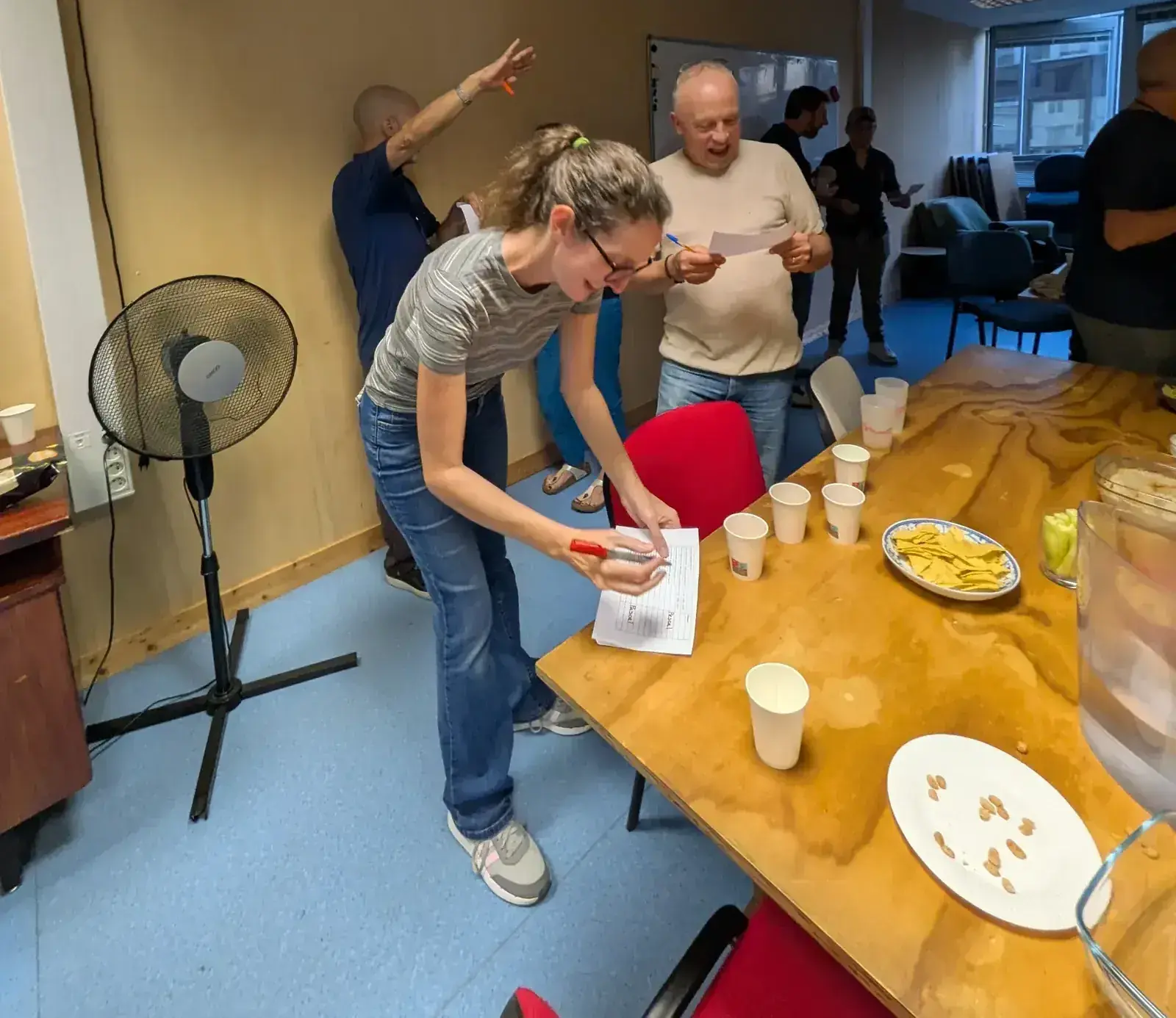 Des participants remplissent leur feuille d'activité pendant un jeu de groupe
