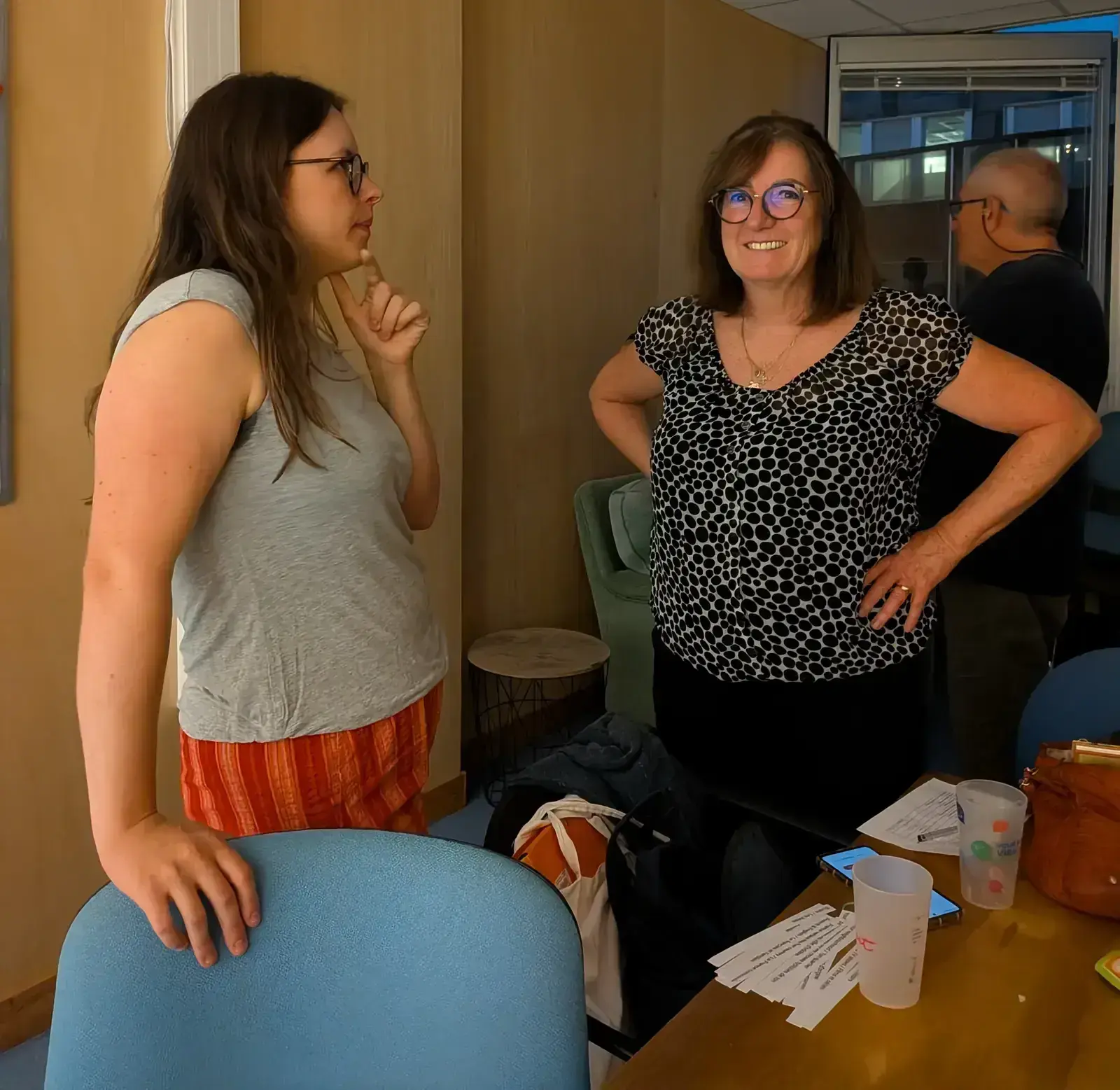 Deux participantes discutent lors d'un atelier